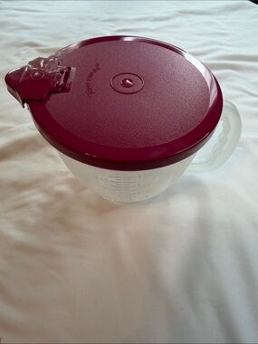 Tupperware Mixing Bowl with Pour Spout and Burgundy Lid 4 cups